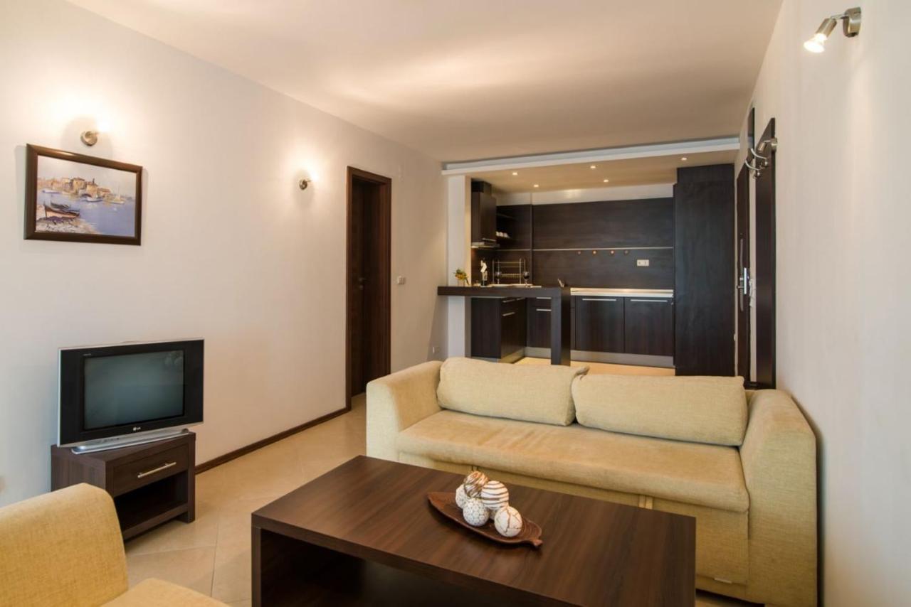 Spacious Studio With Balcony & Pool By The Marina บัลชิค ภายนอก รูปภาพ