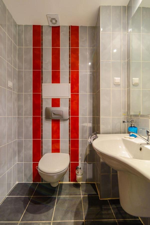Spacious Studio With Balcony & Pool By The Marina บัลชิค ภายนอก รูปภาพ